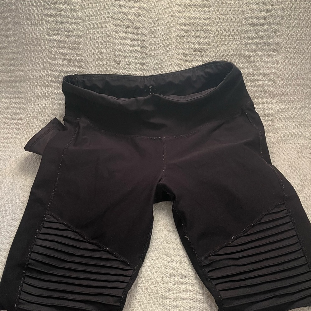 I’m selling black leggings